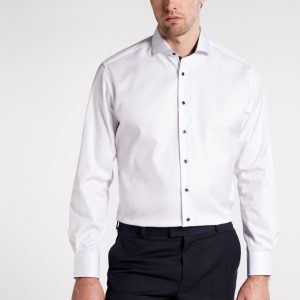 Eterna Vitskjorta med svarta knappar modernfit