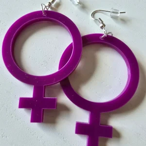 Örhängen Feminist Lila tre olika storlekar | Rino