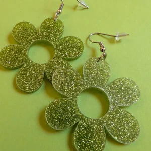 Örhängen Flower Power Ljusgrön glitter | Rino